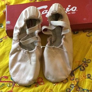 Capezio Leather Ballet Shoes in 7W